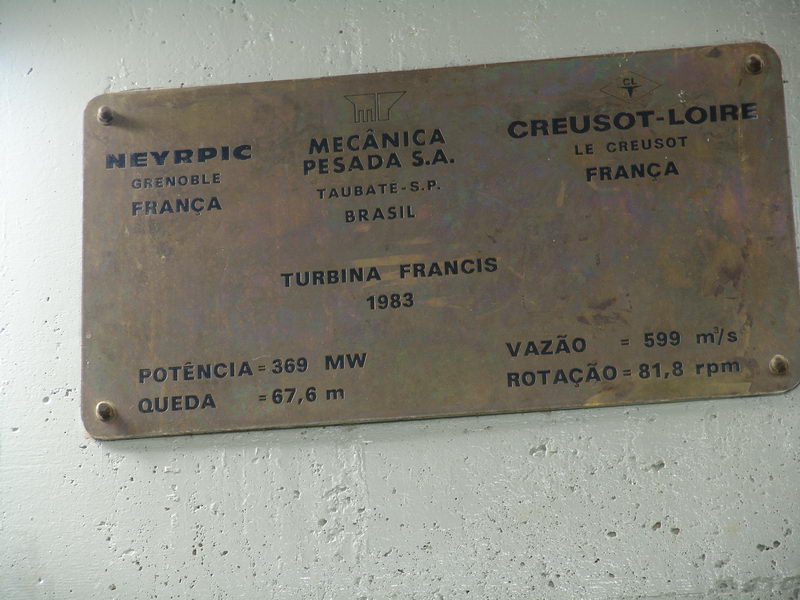Placa de identificao da turbina, como em quase todas UHE's brasileiras, do tipo Francis